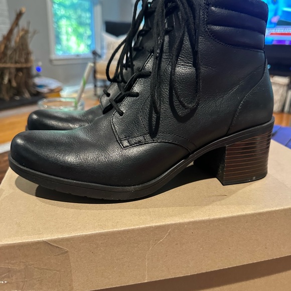 Black lace up Boots - Picture 2 of 8